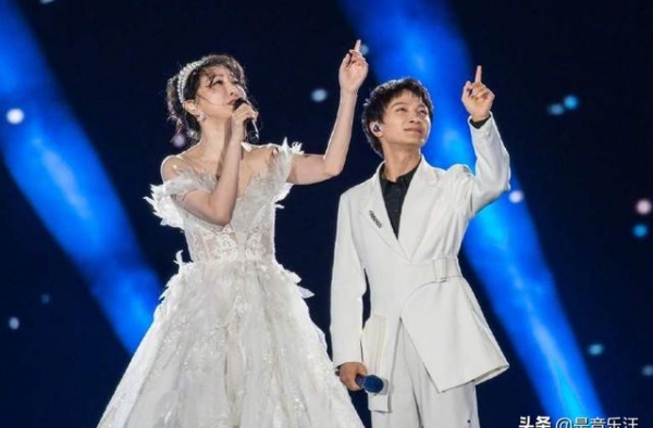 中秋晚会里脱颖而出，张含韵因“仙”刷屏热搜，终于无愧超女之名
