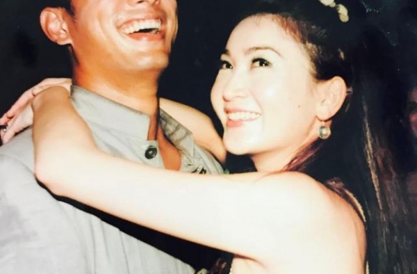 温碧霞晒20年前结婚照，长发穿婚纱样子真美，丈夫不愧是高富帅