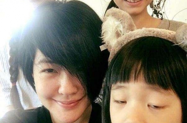 小S带仨闺女拍大片，LV配麻花辫演绎土味时尚，都是高级厌世脸