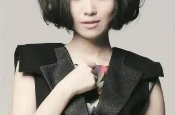 姚贝娜离世5年，张碧晨再送祝福，墓前鲜花不断，她是天生歌者