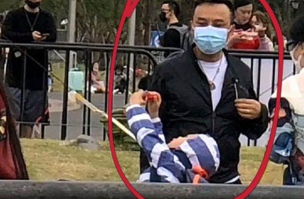 王一博《街舞》总决赛被围堵！弯腰钻过人群，汪涵一家人亲自助阵