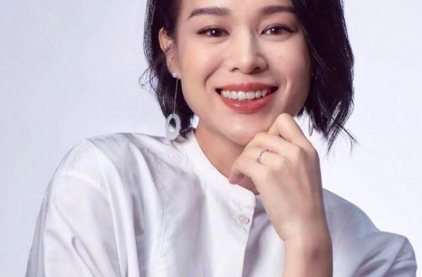 李奕霖和妈妈自拍满脸不情愿，李奕霆却拗造型，胡杏儿总是咧嘴笑