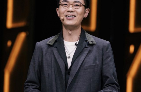 大鹏提议陈宥维拥抱搭档，现场粉丝强烈抵制，尔冬升当场发飙