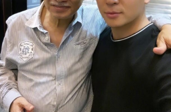 释小龙晒与吴孟达合影，吴孟达胡子全白尽显沧桑