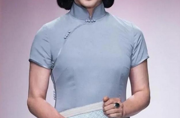 53岁金星的气质绝了，穿灰色旗袍彰显独特韵味，大妈都应该学学