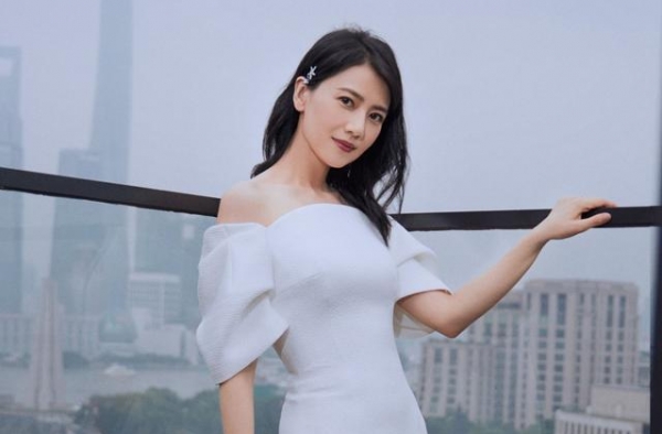 高圆圆真的不会老，穿一身白裙“括号臀”太惊艳，哪像70后的人