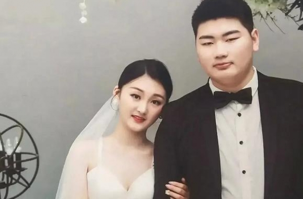 国庆节期间结婚的人那么多，为何他偏偏能够上热搜，一次还多条