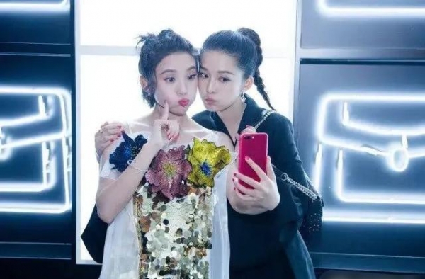 李沁、唐艺昕两小花旦同框！俩闺蜜如同亲姐妹，一个美，一个甜。