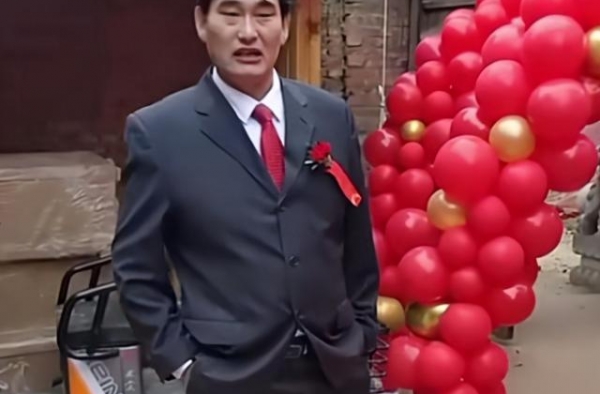 “大衣哥”朱之文儿子涉嫌违反《婚姻法》？