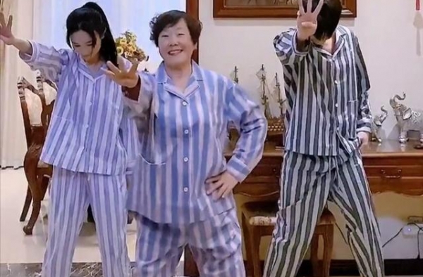 好事将近？张檬带外国男友见爸妈，自称是幸福一家人疑似快结婚