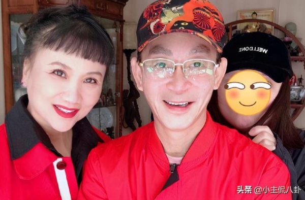 六小龄童为爱人庆贺生日，夫妻同穿红衣很喜庆，一家人非常幸福