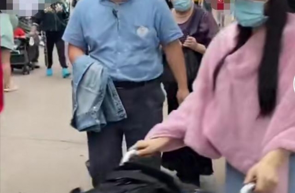 伊能静一家出游被偶遇，凹造型穿皮草不怕热？用轮椅装东西似走秀