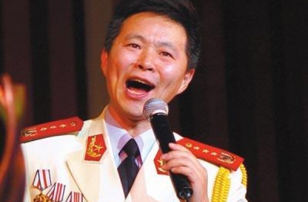 歌唱家王宏伟：母亲为他守寡48年，娶小12岁娇妻让母亲很满意