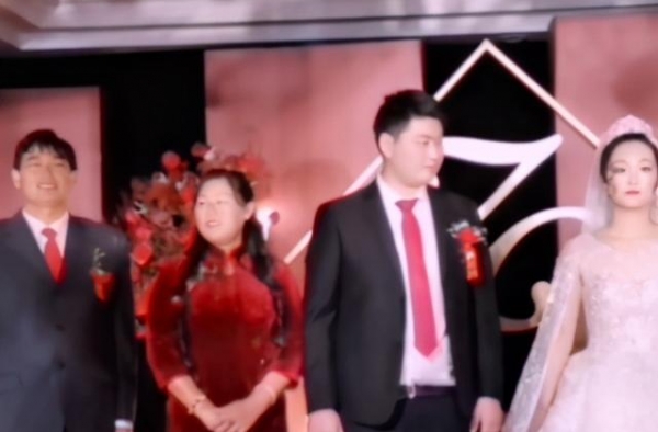 大衣哥新婚儿媳曝光，颜值不输女明星！网友：从礼服看出下血本了