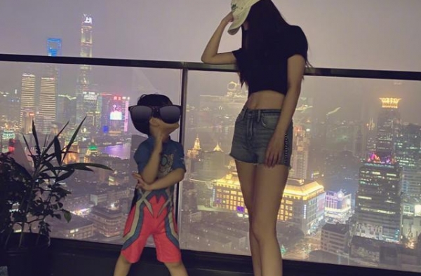 杨颖假期独自带娃不见黄晓明，恩爱有加的他们，最近都不撒狗粮了