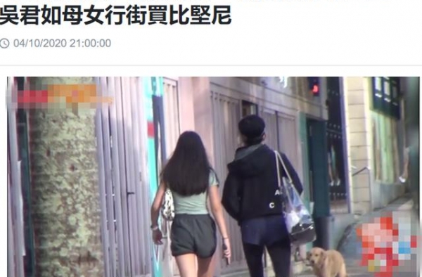 吴君如逛闹市衣着反常，同行14岁女儿太像陈可辛，身高近1米6