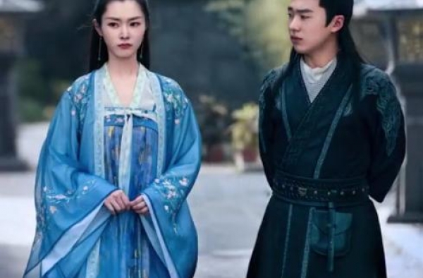 郭麒麟宋轶走出《庆余年》，7岁差姐弟变夫妻，新婚剧照太上头