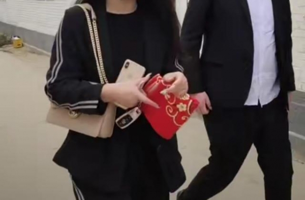 朱之文带儿媳回老家太接地气，村民却堵住门口蹭热度！