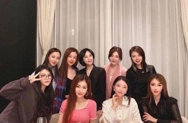 baby与阔太们聚会，合影时只能站边边，现实版的《三十而已》