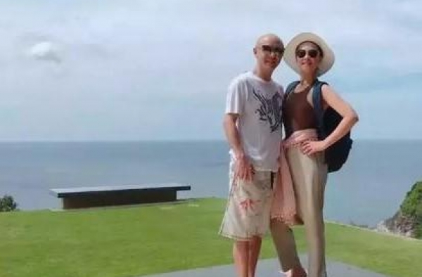 结婚3次新娘是同一人，54岁张卫健决心不要孩子后，张茜变化大