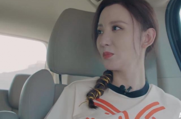 张萌与宋妍霏聊杨幂，与路人玩游戏闭眼听人说话，发言时都佩服