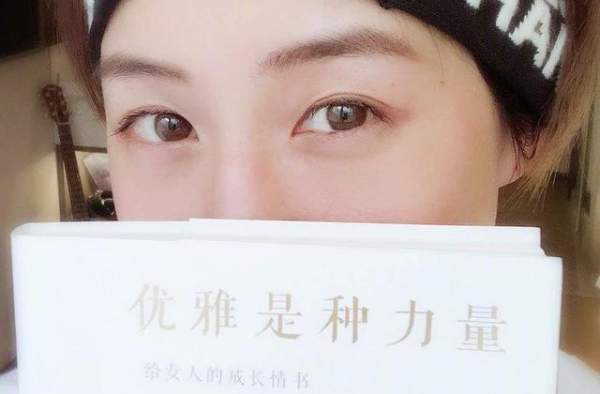 32岁张钧甯晒图书照，佛系人生演艺之路不温不火，感情至今成谜