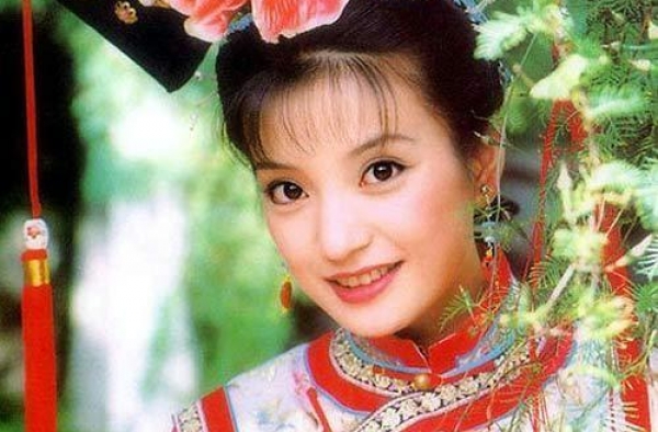 44岁赵薇婚姻亮起红灯，铁杆粉丝已不知该是祝贺还是惋惜