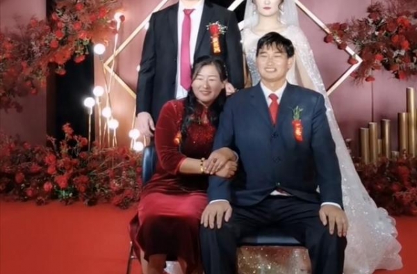 大衣哥儿子结婚直播现场引人“深思”！！！