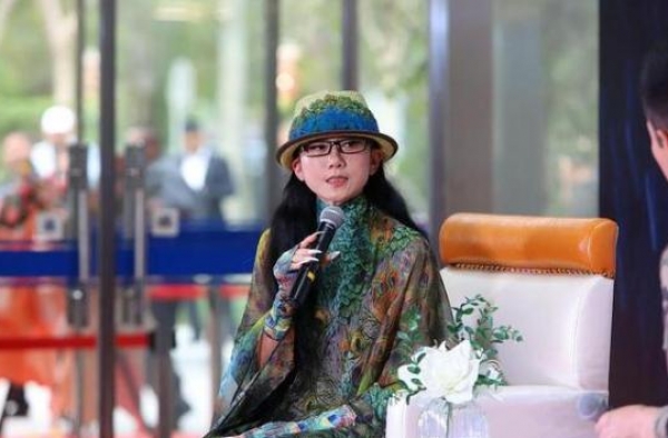 61岁杨丽萍近照曝光！为舞蹈一生不育，一年在指甲上花18万