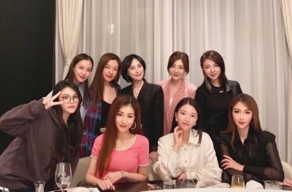 杨颖参加名媛聚会只能靠边站？对不起，你真的错怪了她和黄晓明