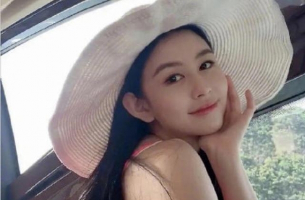邱淑贞女儿沈月近照曝光，网友赞：和妈妈年轻时一样，惊艳众人