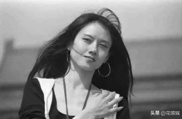 杨丽萍：巨资打造30年指甲，终身绝育只为艺术，网友：入魔了