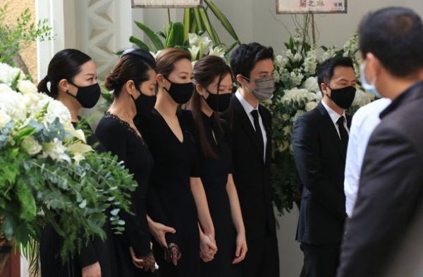 甄子丹岳父出殡，生前被称珠宝大王，甄子丹夫妻现身