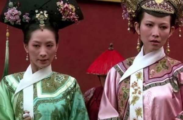 甄嬛传：安陵容跳冰嬉舞时，果郡王眼睛看着哪里？难怪雍正要杀他