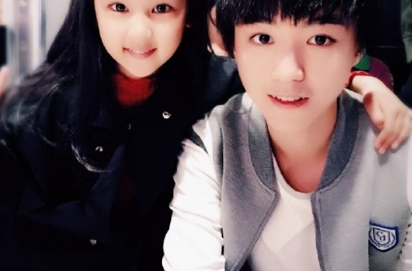 被TFBOYS宠爱的女孩长大了，五官精致气质出众，小女神诞生