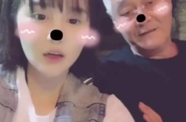赵本山女儿参加谢师宴，徒弟双膝跪地送她豪车，嘎子携妻子助阵