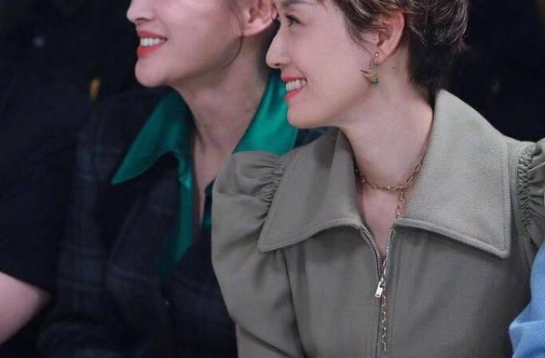 梅婷携儿女走机场！撇下女儿只顾牵儿子走，女儿拉行李独立又时髦