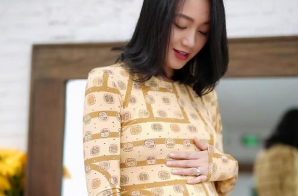 朱丹挺孕肚祈福，肚大如箩气色很好，被网友嘲是生育机器