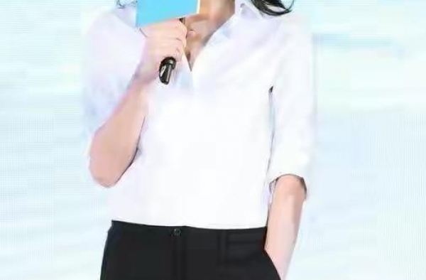 51岁王菲太会穿，白衬衫配西裤风姿绰约，气质完全不输小姑娘