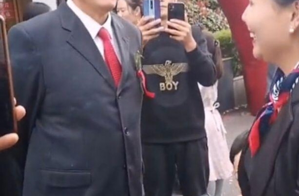 大衣哥儿子带媳妇回村玩碰碰车，终于露笑脸，网友：比娶媳妇开心