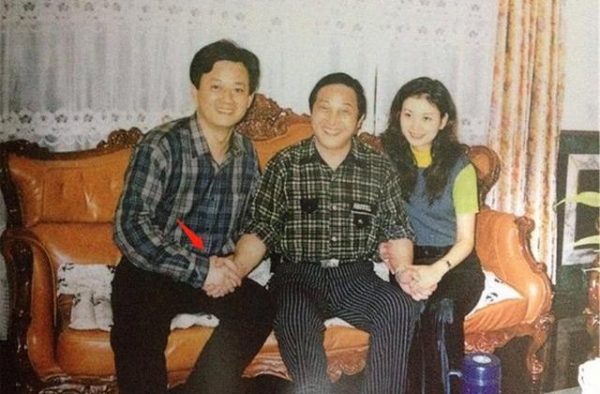 他自称大师本领通天，明星争相与其合照，赌王晚年曾亲自登门拜访