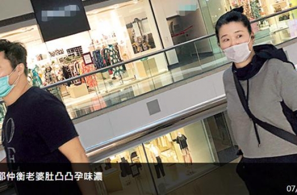 56岁“丁孝蟹”又当爸？妻子腹部隆起孕味浓，两人已结婚19年