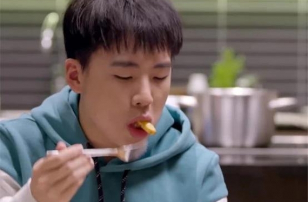 郭麒麟请佟丽娅吃饭，看到桌上的菜，这才是明星的真实消费