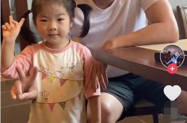 复合无望？贾乃亮被提及甜馨表情尴尬，李小璐特意晒照疑内涵
