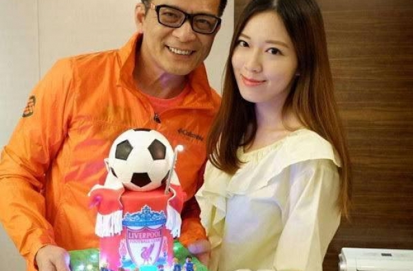 黄日华和女儿合照笑容灿烂，网友留言打气：希望你们都开心