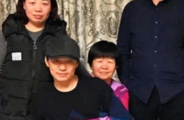 王宝强老家农村豪宅久无人住，绿色大门被恶意涂鸦，内容令人气愤