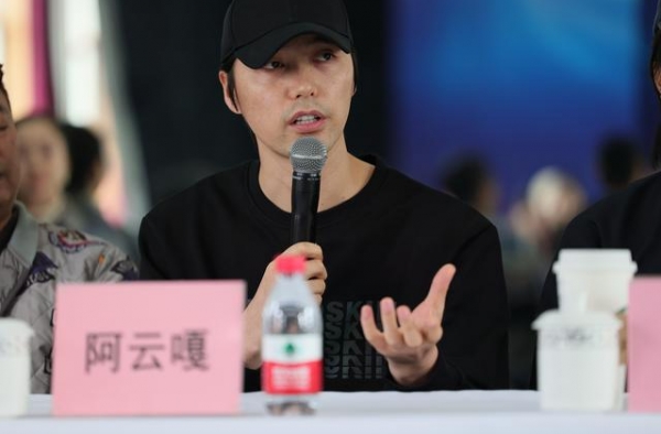 音乐剧《在远方》开排，阿云嘎称读剧本时就感动得想哭