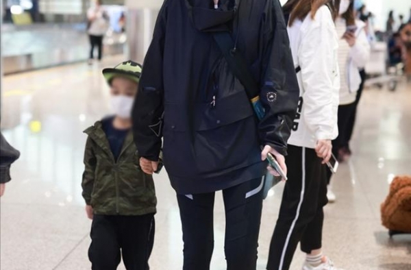 45岁梅婷与老公罕同框，曾主动倒追还闪婚，如今儿女双全超幸福