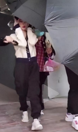 鞠婧祎又被喷了！出门带3个助理耍大牌？贵圈真会扒…