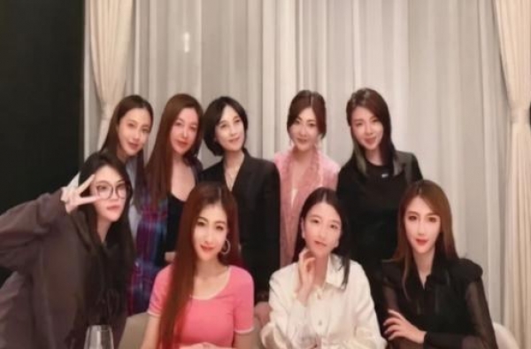 说baby“镶边”富豪合影？顶级名媛的生活你酸都酸不起来